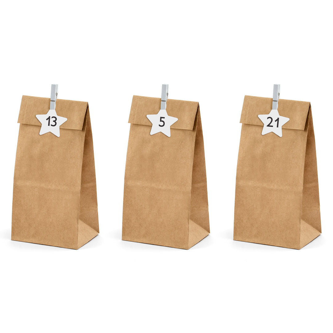 Detalle del Kit de 24 bolsas de papel kraft con estrellas numeradas y pinzas de madera para calendario de adviento