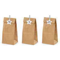 Detalle del Kit de 24 bolsas de papel kraft con estrellas numeradas y pinzas de madera para calendario de adviento