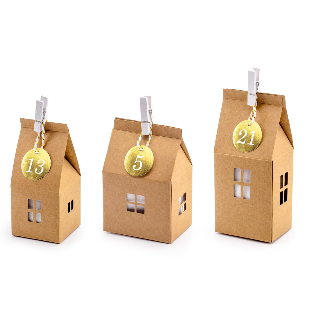 Detalle de casitas de papel Merry Christmas con pinzas blancas y cordel