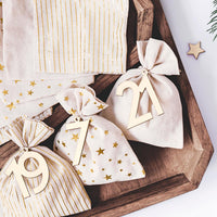 Calendario de Adviento con saquitos de algodón y números de madera