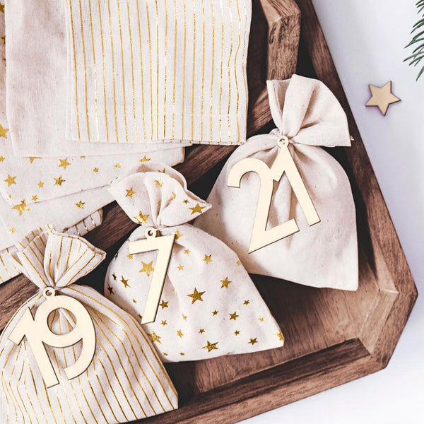 Calendario de Adviento con saquitos de algodón y números de madera
