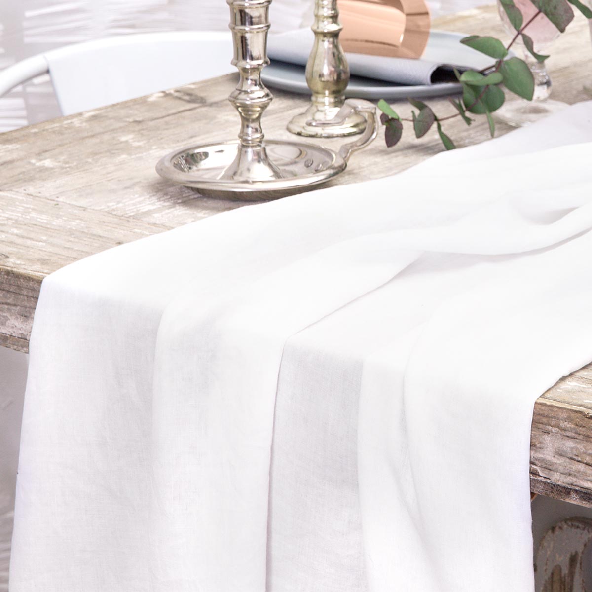 Camino de mesa de muselina en color crema claro. Medidas 5 m × 70 cm. Ideal para bodas, comuniones y bautizos.