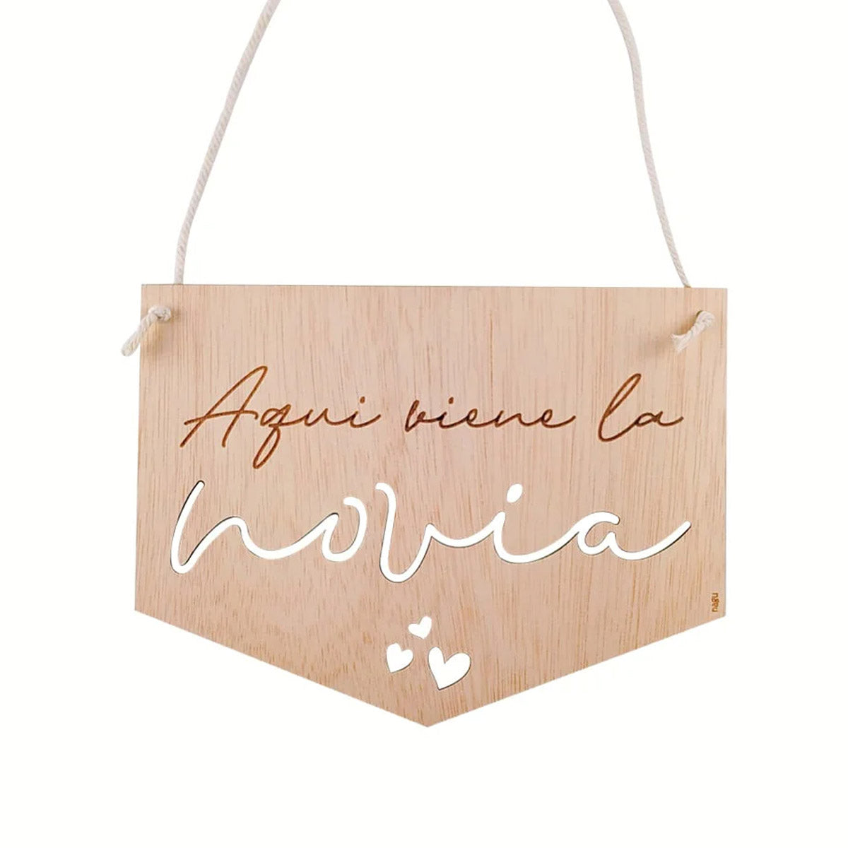 Cartel de madera con inscripción Aquí viene la novia y cordón de algodón natural. Medidas 30×22,5 cm. Ideal para bodas.