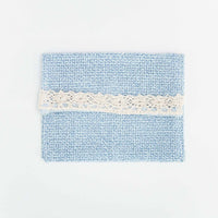 Cartera de yute en color azul. 