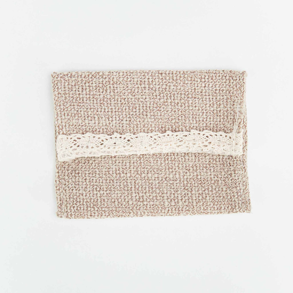 Cartera de yute en color beis. 