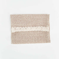 Cartera de yute en color beis. 