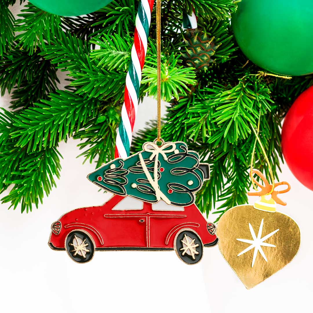 Colgante metálico con forma de coche rojo con árbol de Navidad, 9 cm