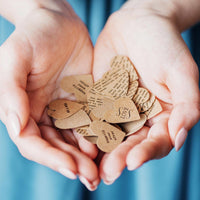 Detalle del confeti kraft en forma de corazones con diferentes diseños. Pack de 3 g para decoración de bodas en mano.