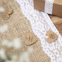 Detalle del confeti kraft en forma de corazones con diferentes diseños. Pack de 3 g para decoración de bodas en mesa.