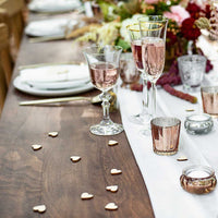 Detalle del confeti de madera con forma de corazón. 50 piezas de 2×2 cm para decoración de eventos y fiestas.