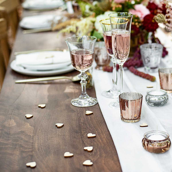 Detalle del confeti de madera con forma de corazón. 50 piezas de 2×2 cm para decoración de eventos y fiestas.