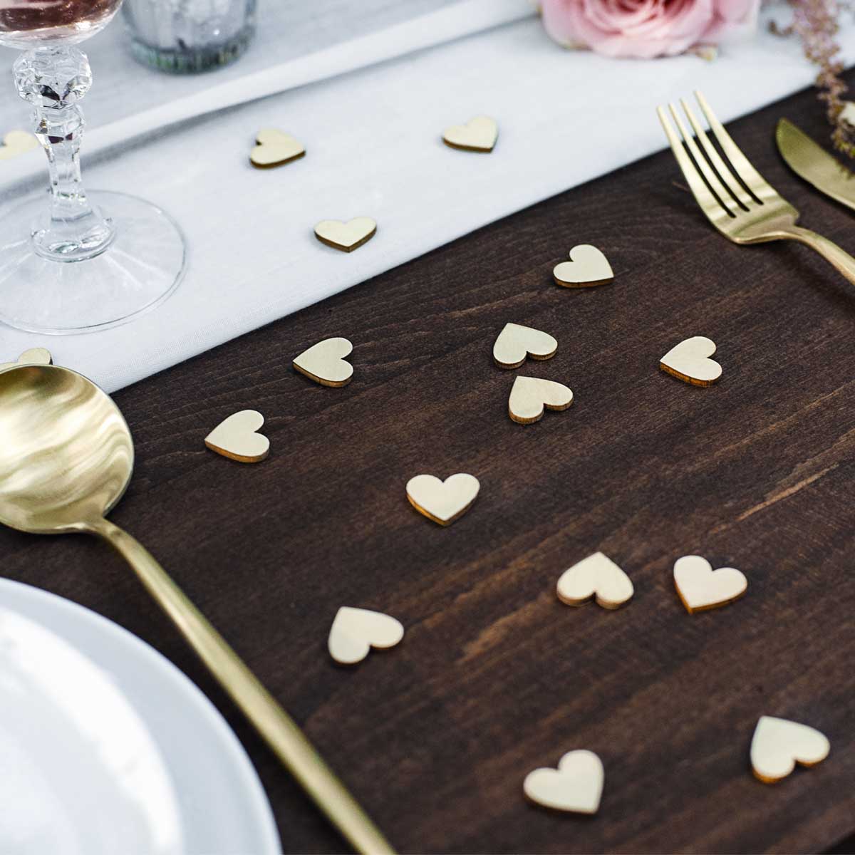 Confeti de madera con forma de corazón. Pack de 50 unidades de 2×2 cm para decorar mesas en bodas, comuniones o bautizos.