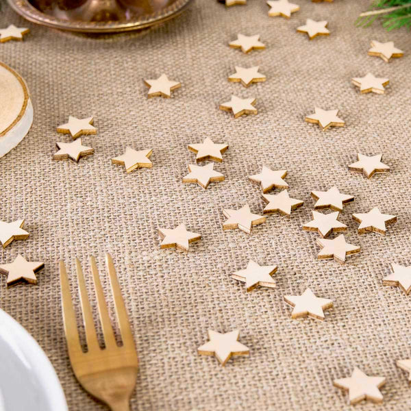 Confeti de madera en forma de estrella. Pack de 50 piezas de 2×2 cm para decorar mesas en comuniones, bautizos o fiestas de bebé.