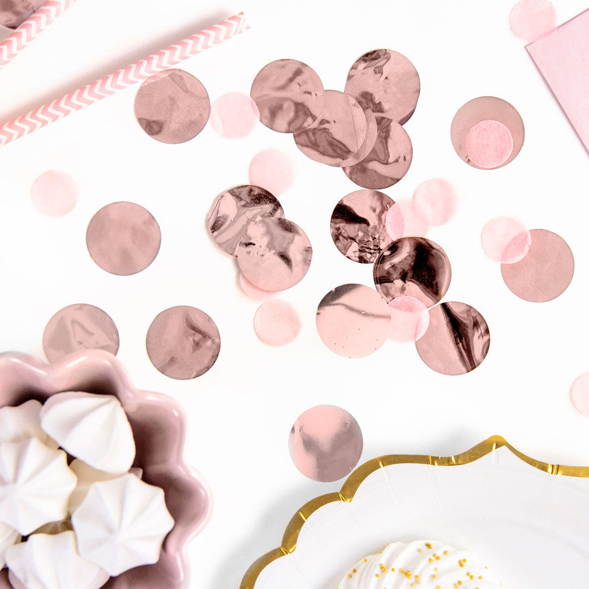 Confeti redondo de foil en color oro rosa. Pack de 15 g con círculos de 2,5 cm de diámetro. Ideal para bodas, comuniones y cumpleaños.
