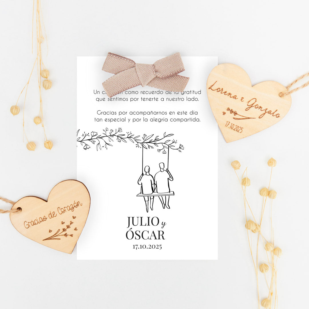 corazón de madera grabado con tarjeta de agradecimiento para invitados de Boda de la colección Susurros con diseño de chico y chico