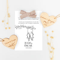 corazón de madera grabado con tarjeta de agradecimiento para invitados de Boda de la colección Susurros con diseño de chico y chico