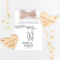 corazón de madera grabado con tarjeta de agradecimiento para invitados de Boda de la colección Susurros con diseño de chica y chico