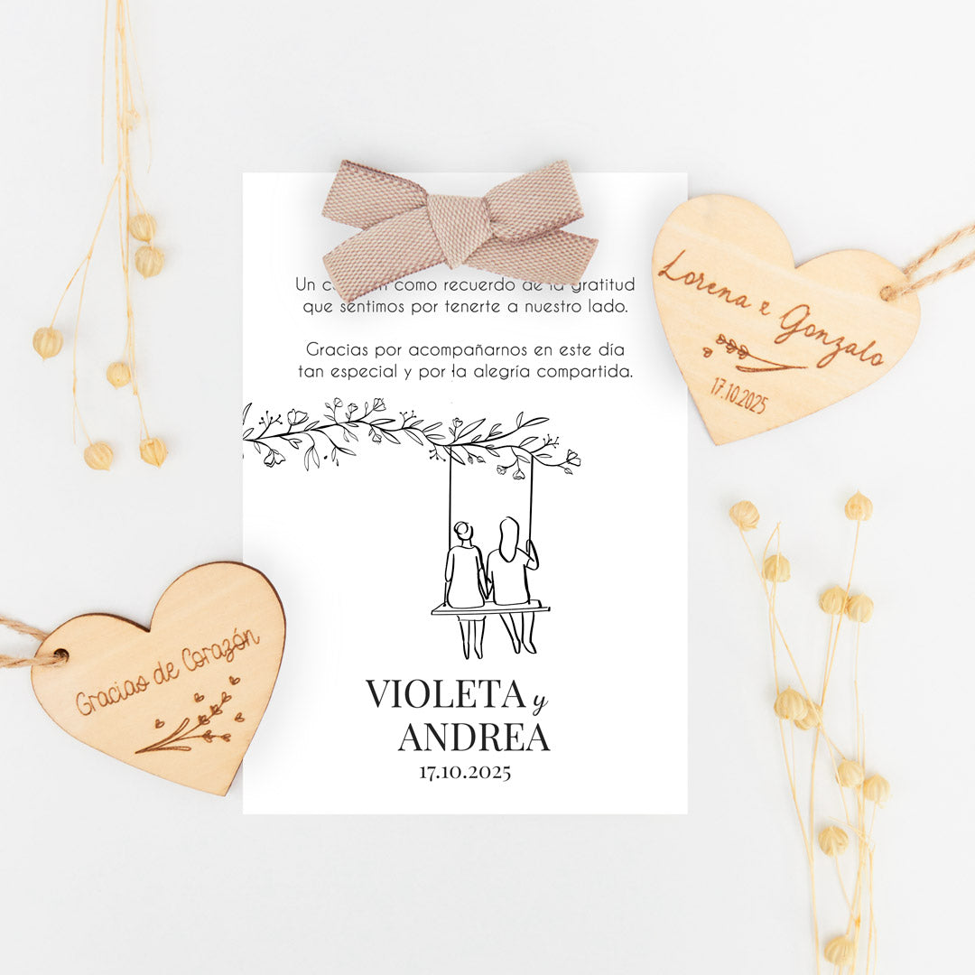 corazón de madera grabado con tarjeta de agradecimiento para invitados de Boda de la colección Susurros con diseño de chica y chica