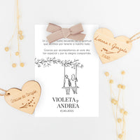 corazón de madera grabado con tarjeta de agradecimiento para invitados de Boda de la colección Susurros con diseño de chica y chica