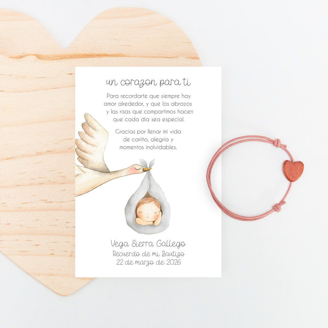 Pulsera con tarjeta corazón para invitados de bautizo con diseño de cigüeña. 