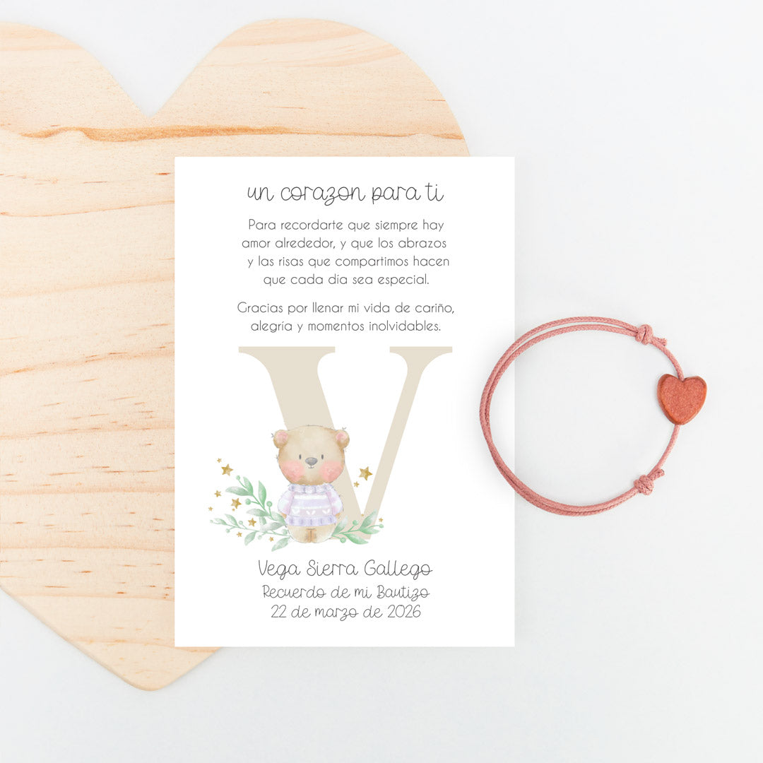 Pulsera con tarjeta corazón para invitados de bautizo con diseño de inicial. 
