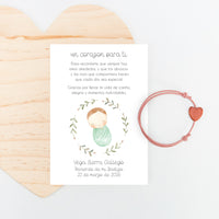 Pulsera con tarjeta corazón para invitados de bautizo con diseño de rosquito bebe. 
