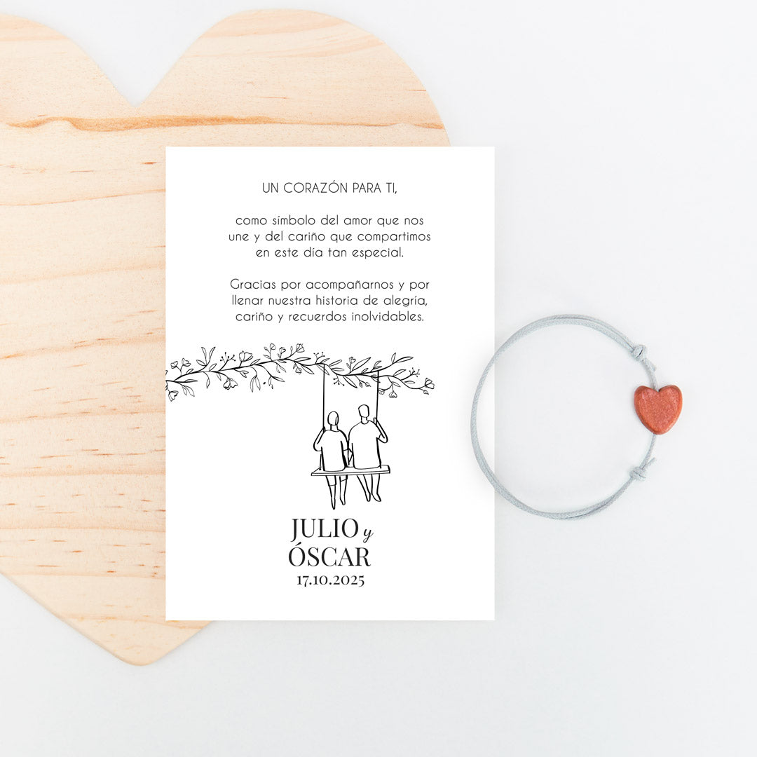 pulsera con tarjeta corazón para invitados de boda de la colección Susurros con diseño de dos chicos