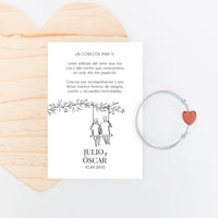pulsera con tarjeta corazón para invitados de boda de la colección Susurros con diseño de dos chicos