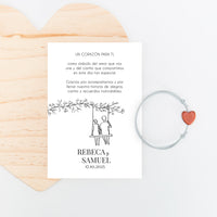 pulsera con tarjeta corazón para invitados de boda de la colección Susurros con diseño de chica y chico
