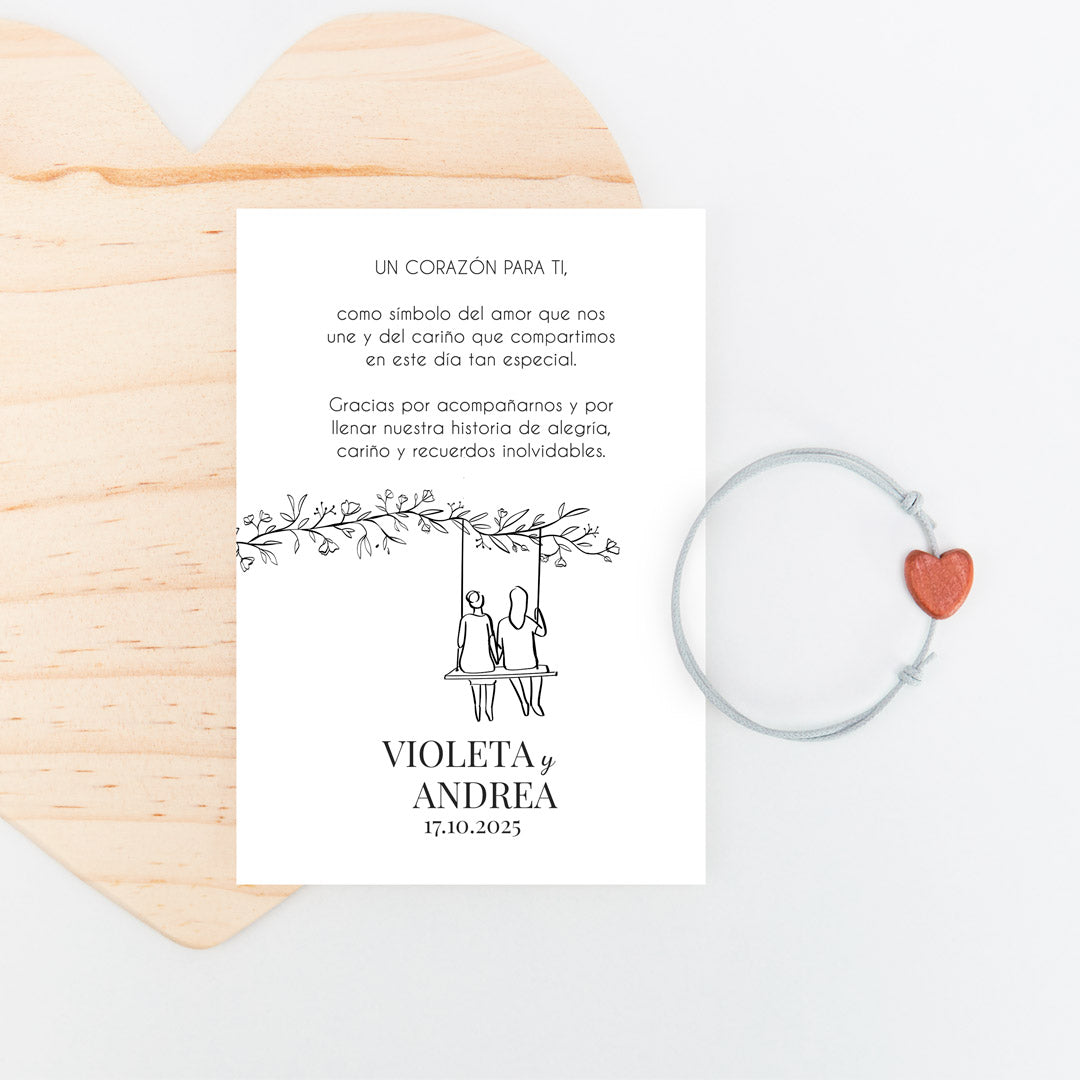 pulsera con tarjeta corazón para invitados de boda de la colección Susurros con diseño de dos chicas. 