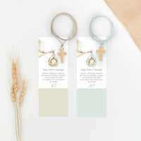 Colgante cruz de madera para bautizo con marcapáginas de la colección cigueña. 