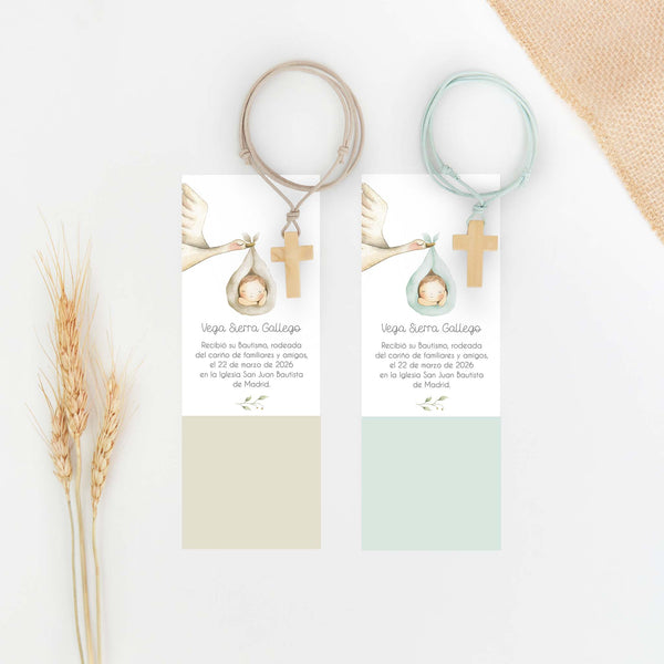 Colgante cruz de madera para bautizo con marcapáginas de la colección cigueña. 