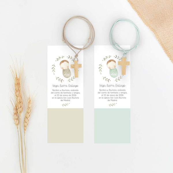 Colgante cruz de madera para bautizo con marcapáginas de la colección rosquito bebé. 