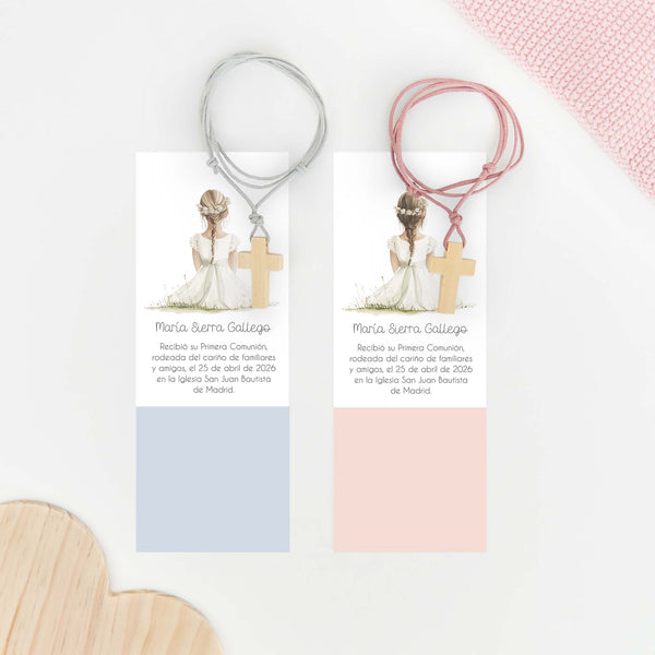 Colgante cruz de madera para comunión con marcapáginas de la colección boho. 