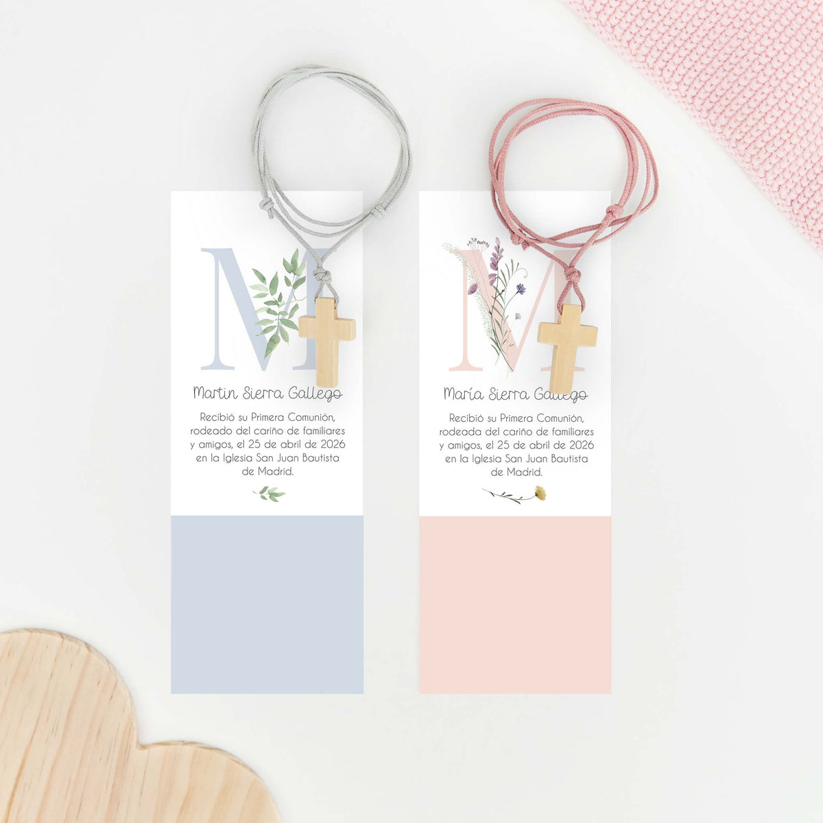 Colgante cruz de madera para comunión con marcapáginas de la colección incial ramas o flores. 