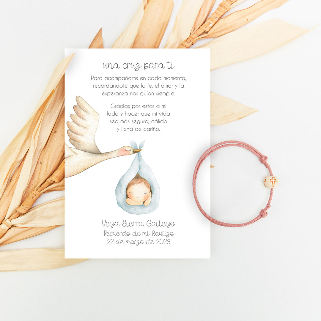 Pulsera con tarjeta cruz para invitados de bautizo con diseño de cigüeña. 