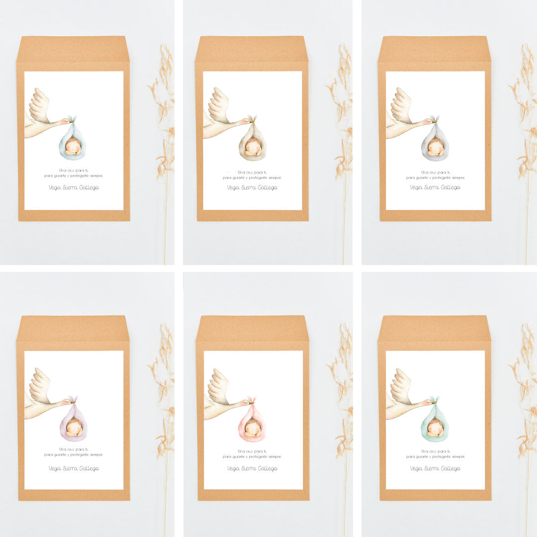 Opciones de diseño para los sobres de las pulseras cruz de la colección cigüeña para invitados de bautizo.