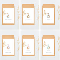 Opciones de diseño para los sobres de las pulseras cruz de la colección cigüeña para invitados de bautizo.