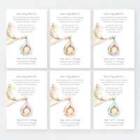 Tarjeta para invitados de bautizo que acompaña a la pulsera cruz. Diseño de la colección Cigüeña.