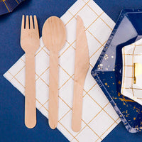 Cubiertos de madera en mesa infantil. Set de 6 juegos de cuchara, tenedor y cuchillo de 16 cm.