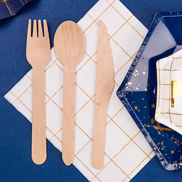 Cubiertos de madera en mesa infantil. Set de 6 juegos de cuchara, tenedor y cuchillo de 16 cm.