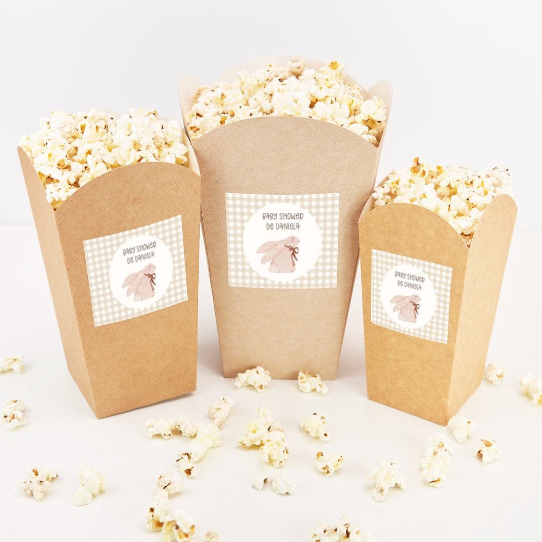 Cubo de palomitas y chuches personalizado temática baby shower con conejito y estampado vichy beige para mesa dulce