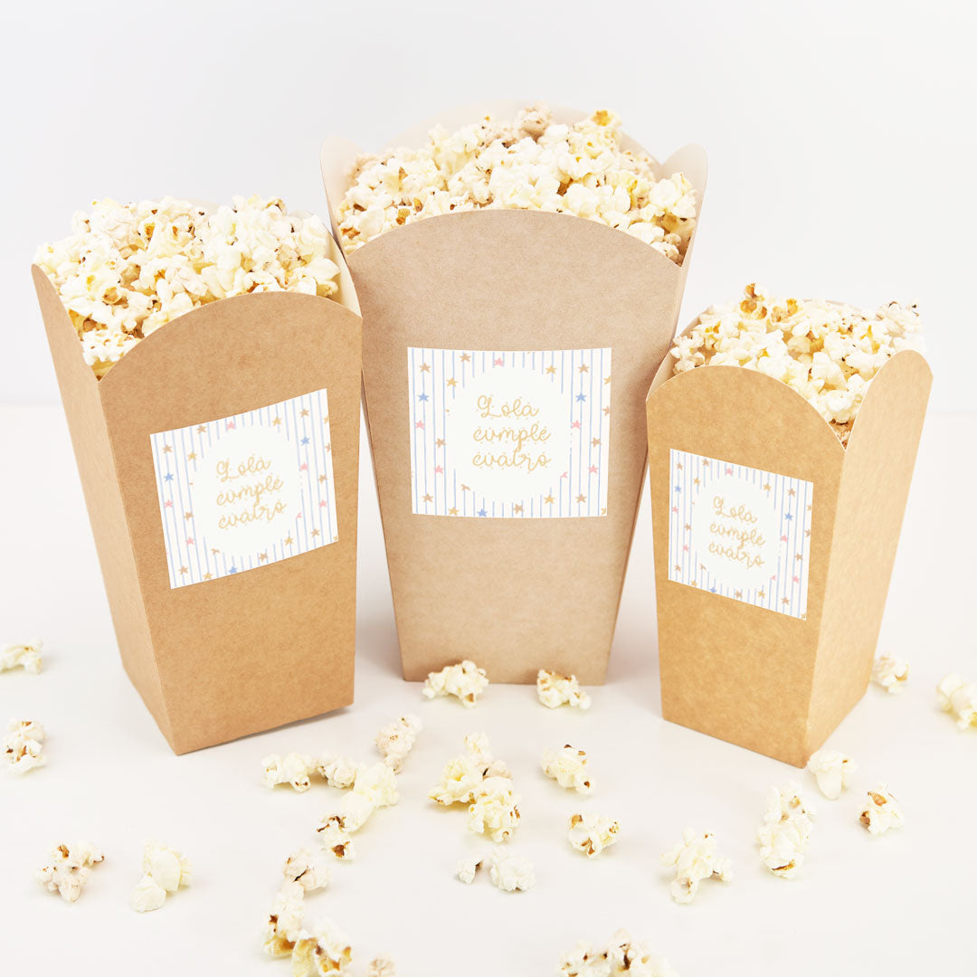 Cubo de palomitas y chuches personalizado temática nubes y estrellas con estrellitas pastel para mesa dulce de cumpleaños infantil