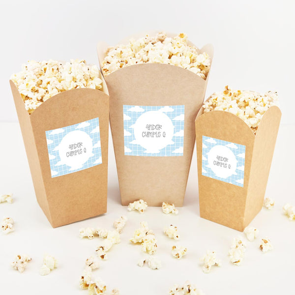 Cubo de palomitas y chuches personalizado temática nubes con fondo de cuadrícula azul para mesa dulce de cumpleaños infantil