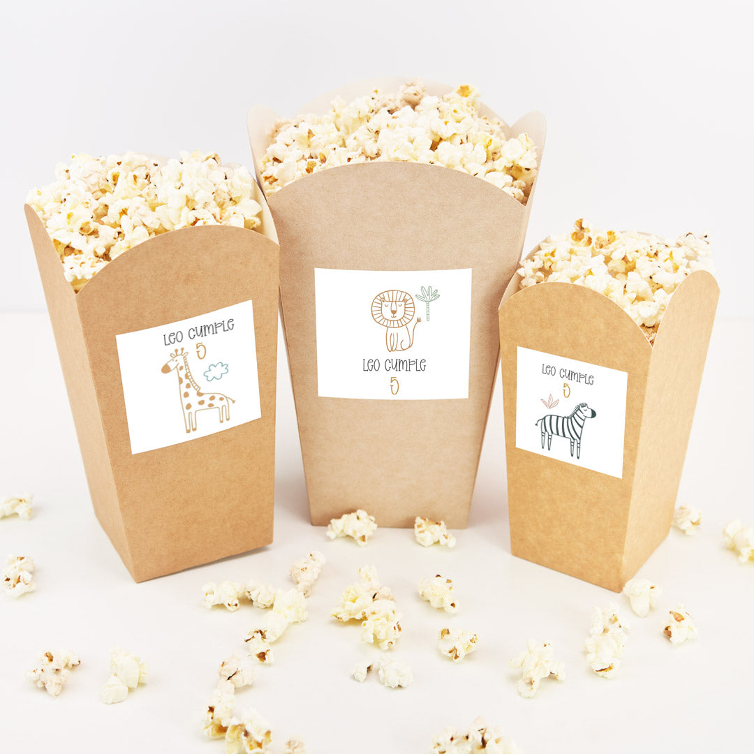 Cubo de palomitas y chuches personalizado temática safari con diseños de león, jirafa y cebra para mesa dulce de cumpleaños infantil