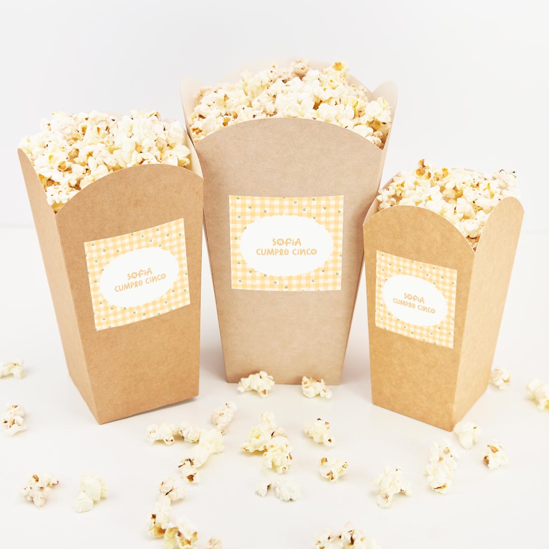 Cubo de palomitas y chuches personalizado temática primavera con estampado vichy amarillo y margaritas para mesa dulce de cumpleaños infantil