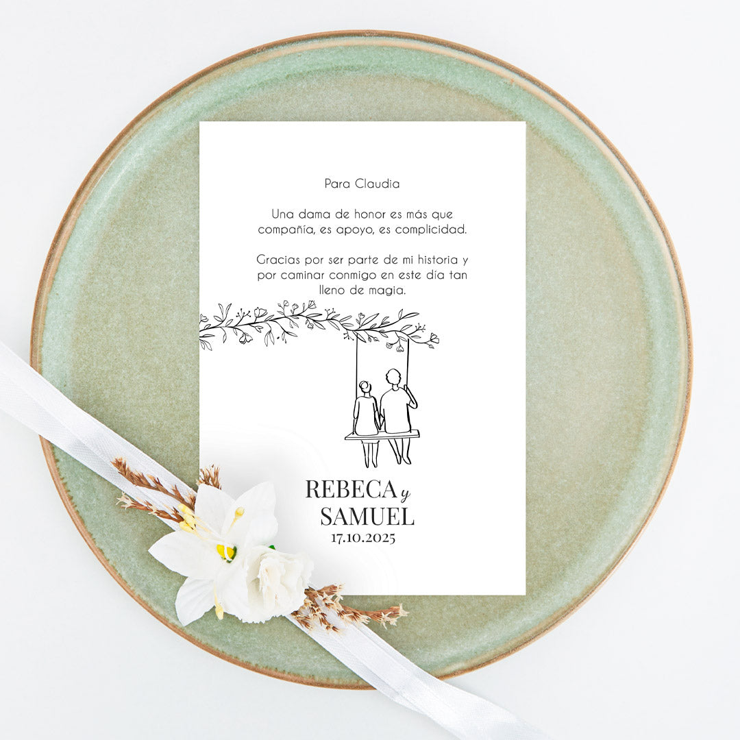 corazón de madera grabado con tarjeta de agradecimiento para damas de honor de Boda de la colección Susurros con diseño de chica y chico