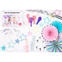 Detalle del set de decoración para fiestas de unicornio en tonos rosa y plateado. Incluye globos, guirnalda y toppers.