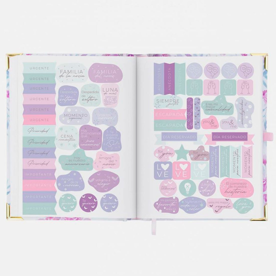 Interior del Diario de Nuestra Boda, wedding planner de 256 páginas con bolígrafo, tapa blanda.  Página de pegatinas. 