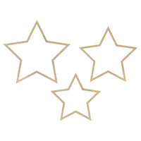 Detalle de estrella de madera dorada con purpurina. Adorno colgante incluido en el set de 3 unidades.